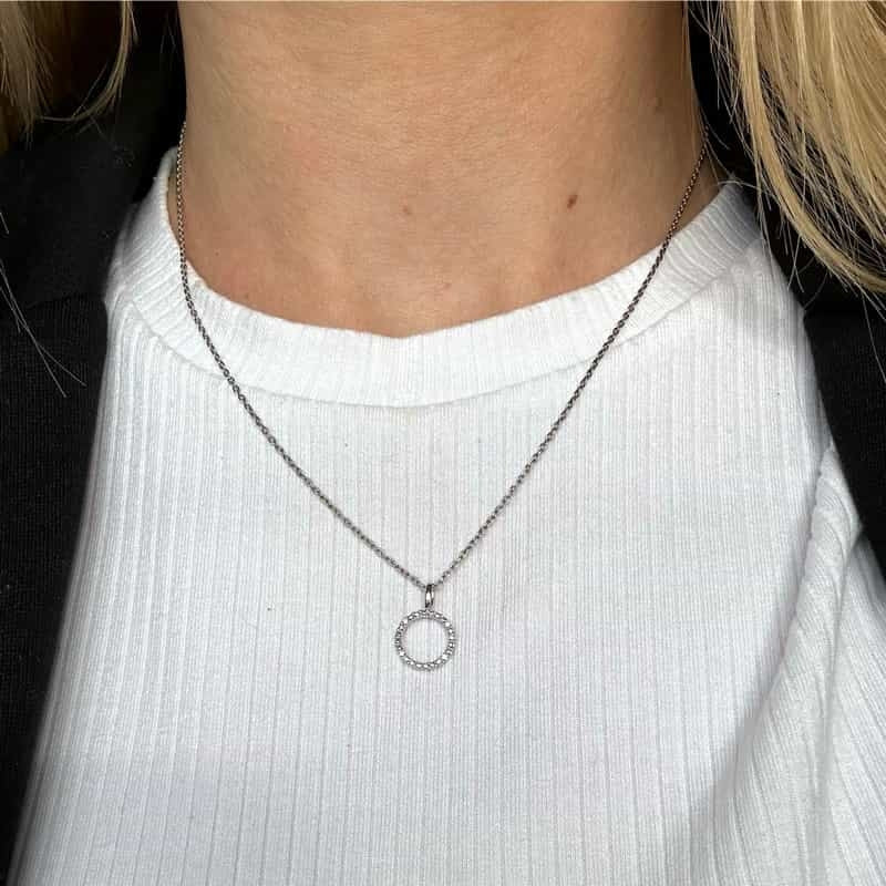 Siersbøl cirkelhalskæde i 14 karat hvidguld med diamant – nærbillede af sten