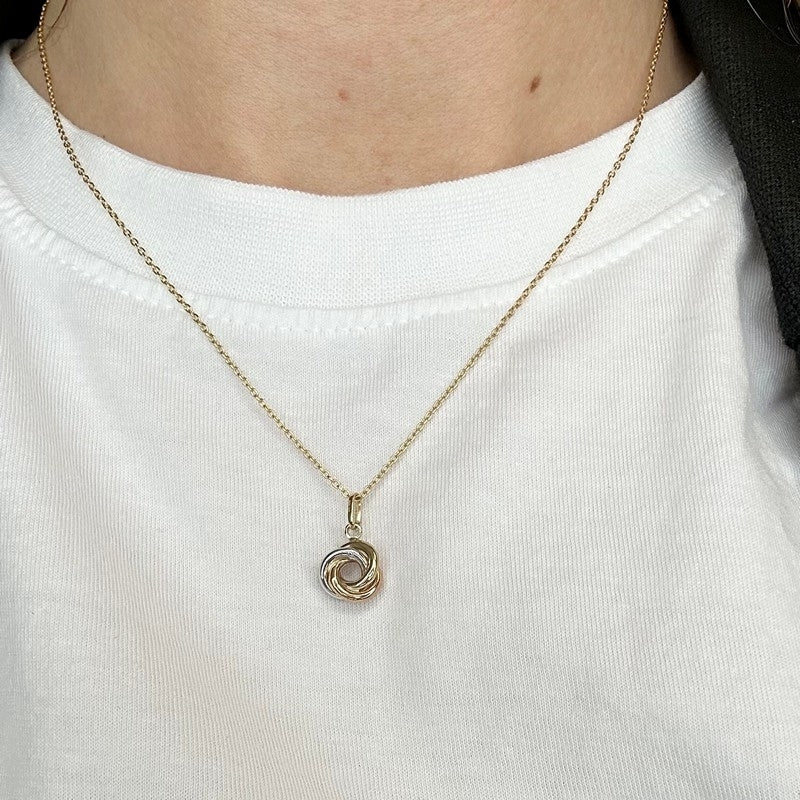 Siersbøl vedhæng i 8 karat guld med 3-farvet knude og kubisk zirkonia – nærbillede af detalje