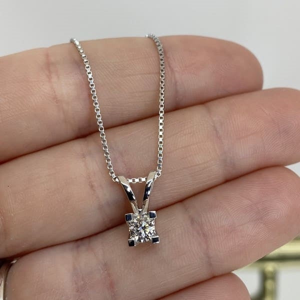 Scrouples Kleopatra vedhæng i 14 kt. hvidguld med diamant – nærbillede af fatning