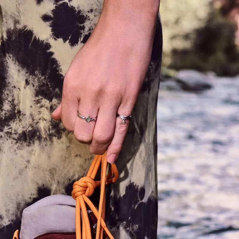 Maanesten Signe ring i genanvendt sølv med grøn peridot – nærbillede af fatning