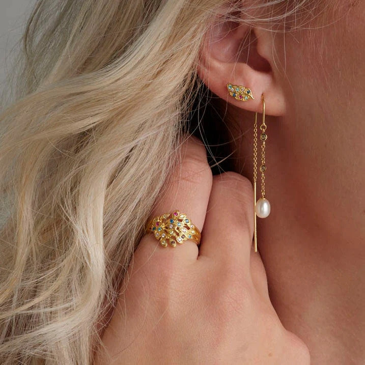Christina Peacock ring i forgyldt sølv med zirkonia båret på model