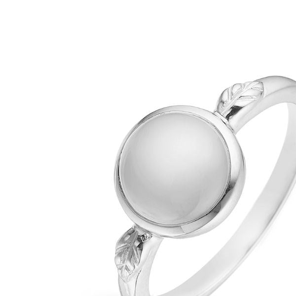 Christina Moonstone ring i sølv med månesten set fra en anden vinkel