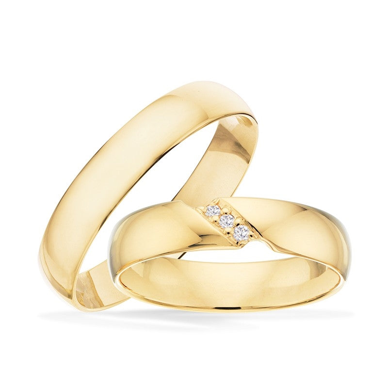 Scrouples vielsesringe i guld med diagonalt isatte brillanter – set fra siden