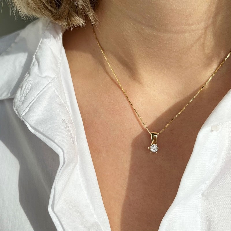 Scrouples prinsesse vedhæng i 14 kt. guld med diamant – nærbillede af sten