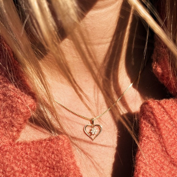 Scrouples Vida hjertevedhæng i 8 karat guld med diamant — nærbillede af sten