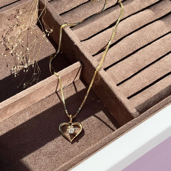 Scrouples Vida hjertevedhæng i 8 karat guld med brillant – liggende på flade