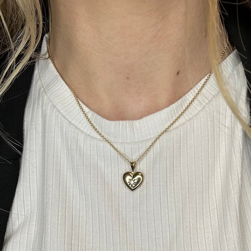 Siersbøl hjertevedhæng i 8 karat guld med hvid zirkonia – set fra siden
