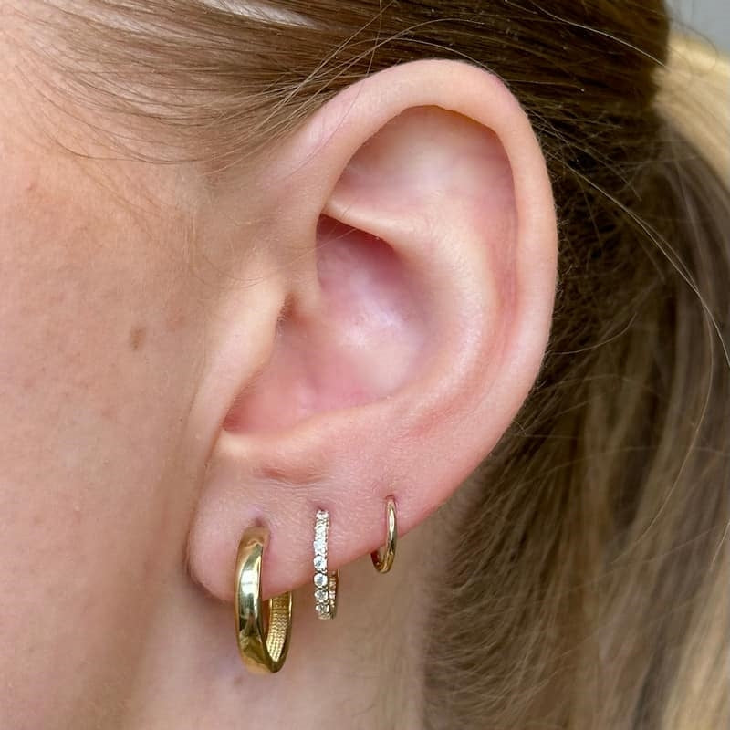 Siersbøl brede creoler i guld, 16 mm – nærbillede af detalje