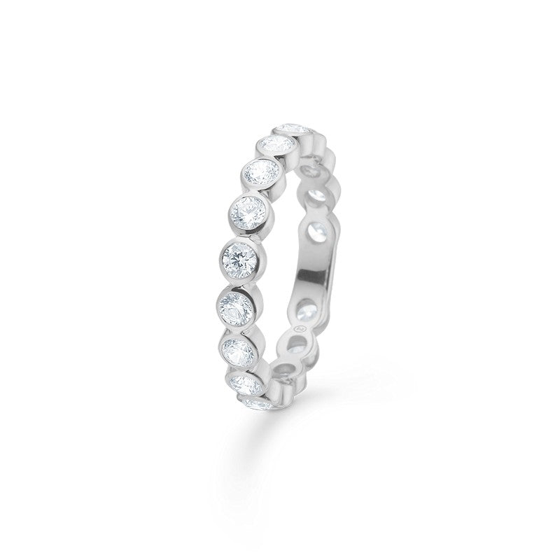 Mads Z Eterna ring i sterlingsølv med funklende zirkonia-sten langs hele ringskinnen