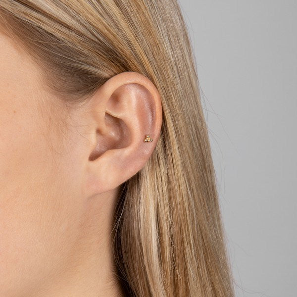 Nordahl Andersen labret piercing i 14 kt. guld med 3 kugler – set fra siden