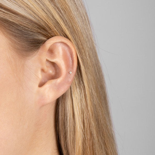 Nordahl Andersen labret piercing i 14 kt. guld med diamant – nærbillede af fatning