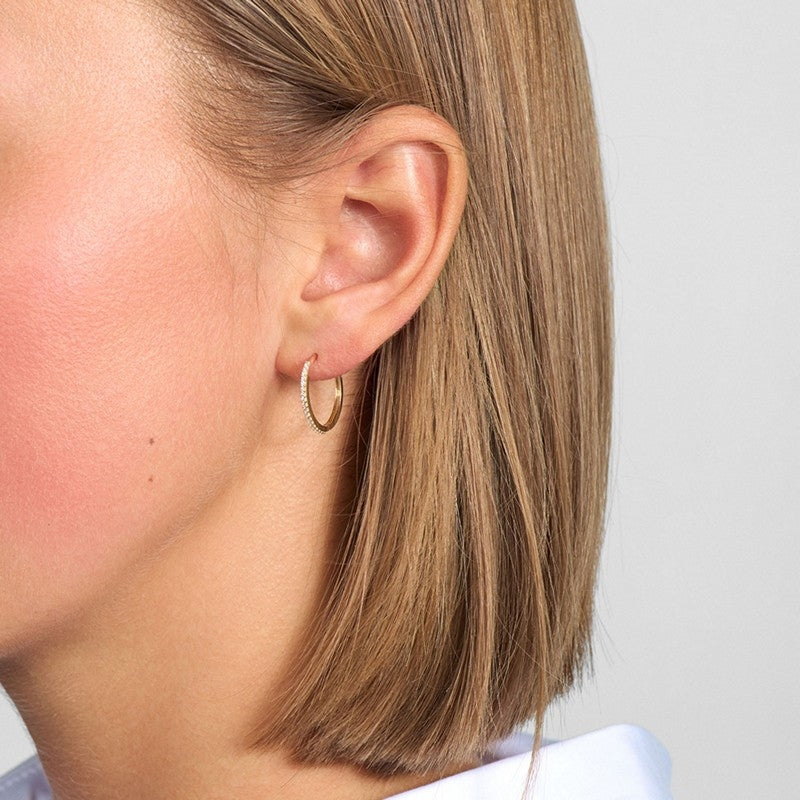 Mads Z Sparkle øreringe 15 mm i 8 kt guld med zirkonia båret på model