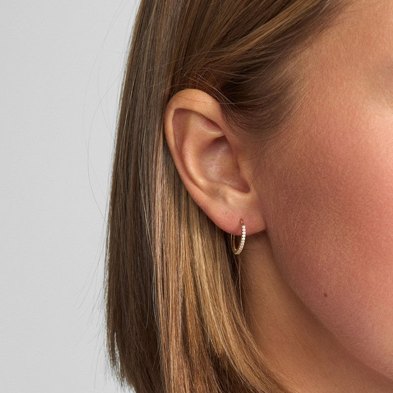 Mads Z Sparkle øreringe 13 mm i 8 kt guld med zirkonia båret på model