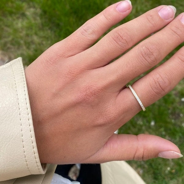 Mads Z Sparkle ring i 8 kt guld med hvide zirkonia – nærbillede af sten