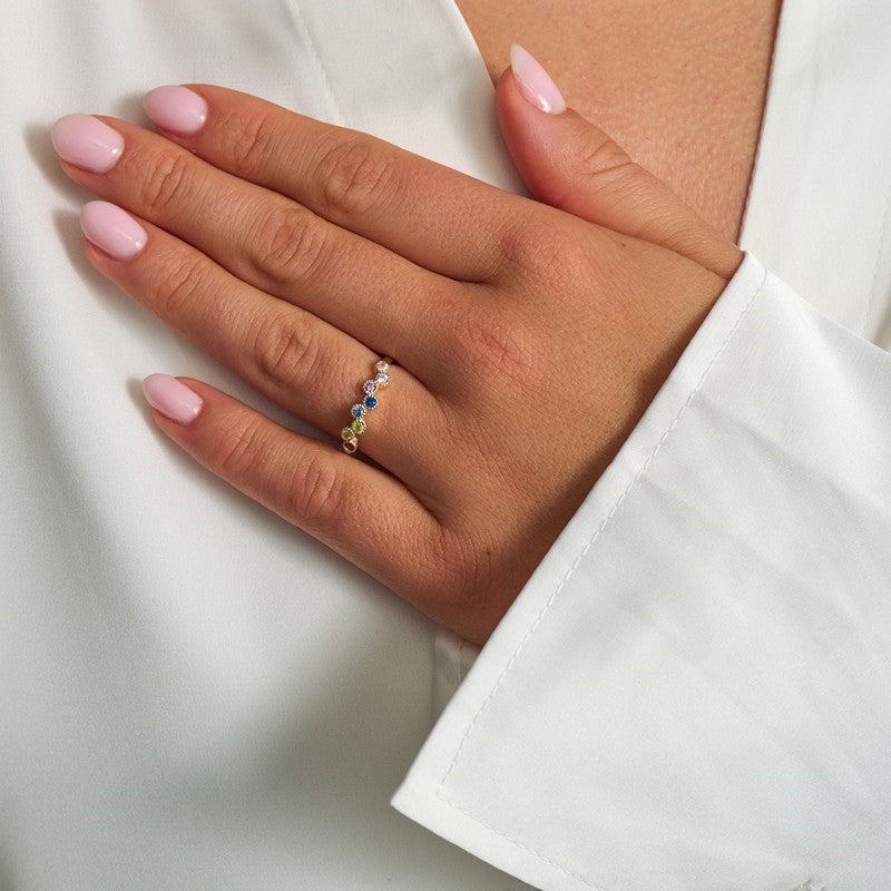 Mads Z Dido ring i 8 kt guld med multifarvede zirkonia båret på modelhånd