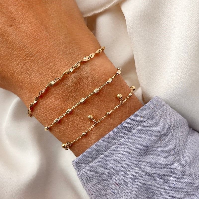 Scrouples armbånd i 8 karat guld med små kugler – set fra siden