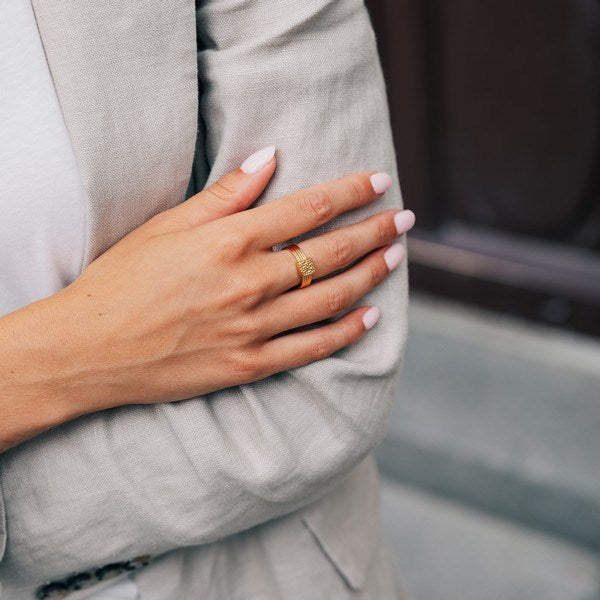 Izabel Camille Simone Wulff ring i forgyldt sølv – set fra siden