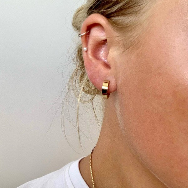 Siersbøl flade guld creoler i 8 kt. guld, nærbillede af detalje