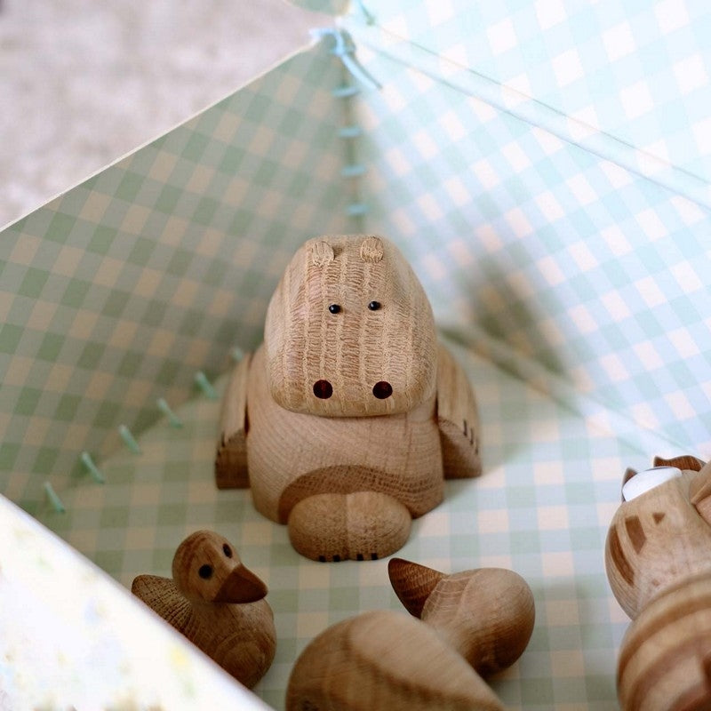 Nordahl Andersen flodhest i hvid eg, træfigur set fra siden
