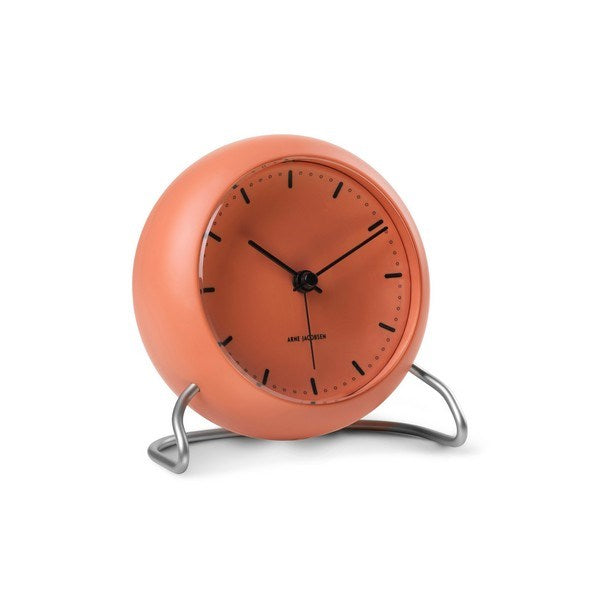 Arne Jacobsen City Hall bordur i mat orange plast med metalfod i stål, set fra siden