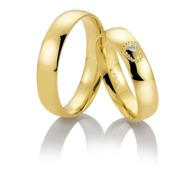 Breuning vielsesringe i 8-14 kt guld med hjerte og 0,025 ct brillant i dameringen.