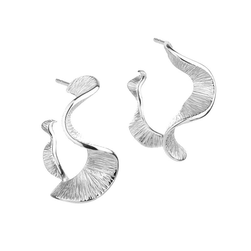 Aqua Dulce Rhumba Hoop Big creoler i sterlingsølv med bølgende, organisk design – 30 mm i diameter