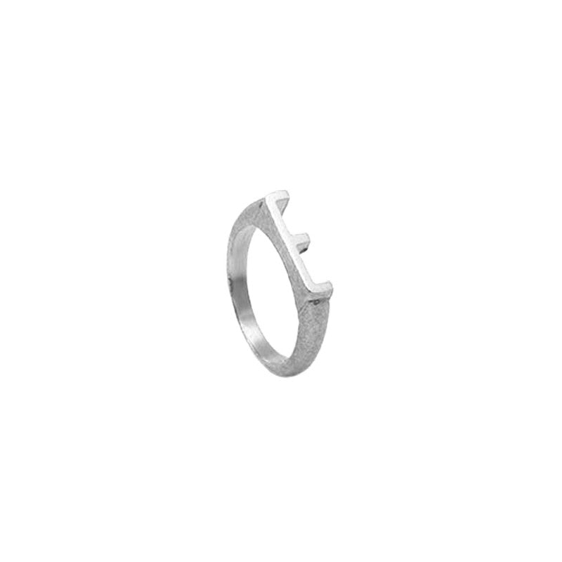 Heiring Initials ring i rhodineret sølv med bogstav – nærbillede af detalje
