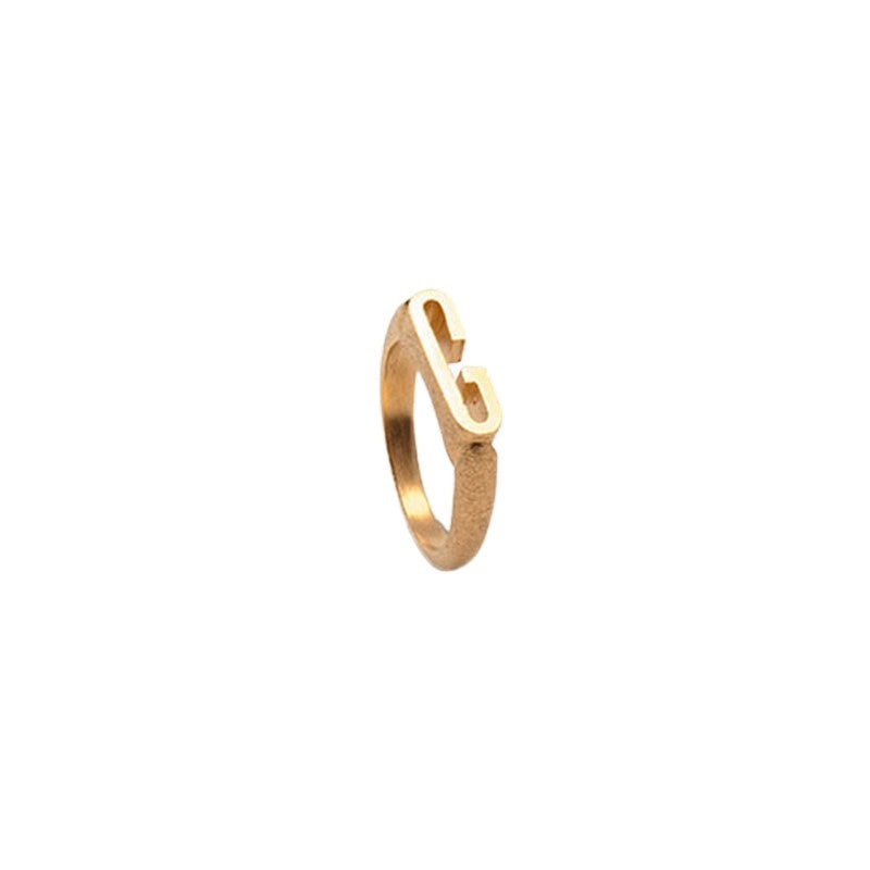 Heiring Initials ring i forgyldt sølv med bogstav – set fra siden