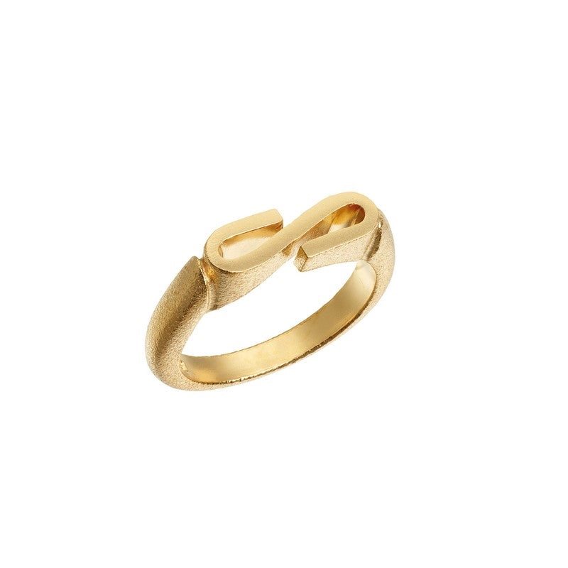 Heiring Initials ring i forgyldt sølv med bogstav, set fra oven