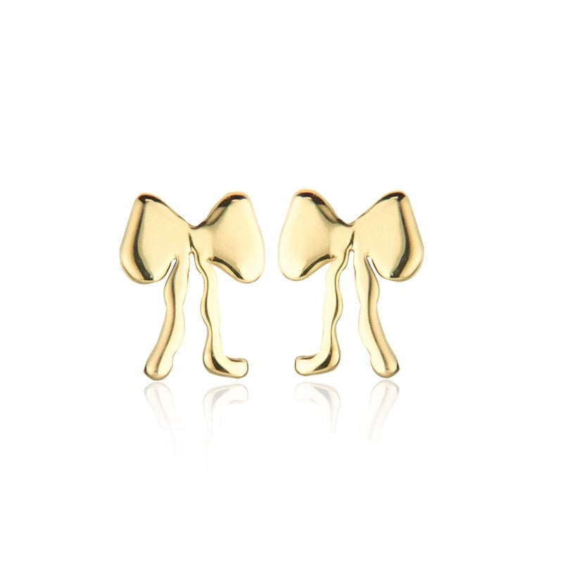 Jeberg Jewellery Petite Bow øreringe i forgyldt sølv – små sløjfeformede ørestikker på ca. 5 mm