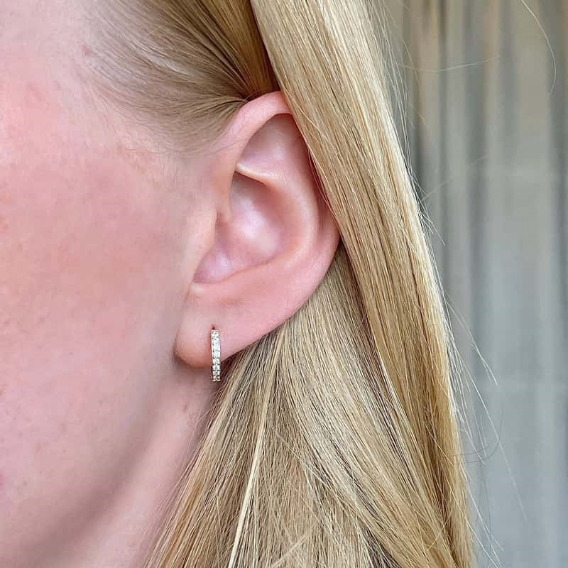 Guld & Sølv Design creoler i 8 kt. guld med klare zirkoner, set fra siden