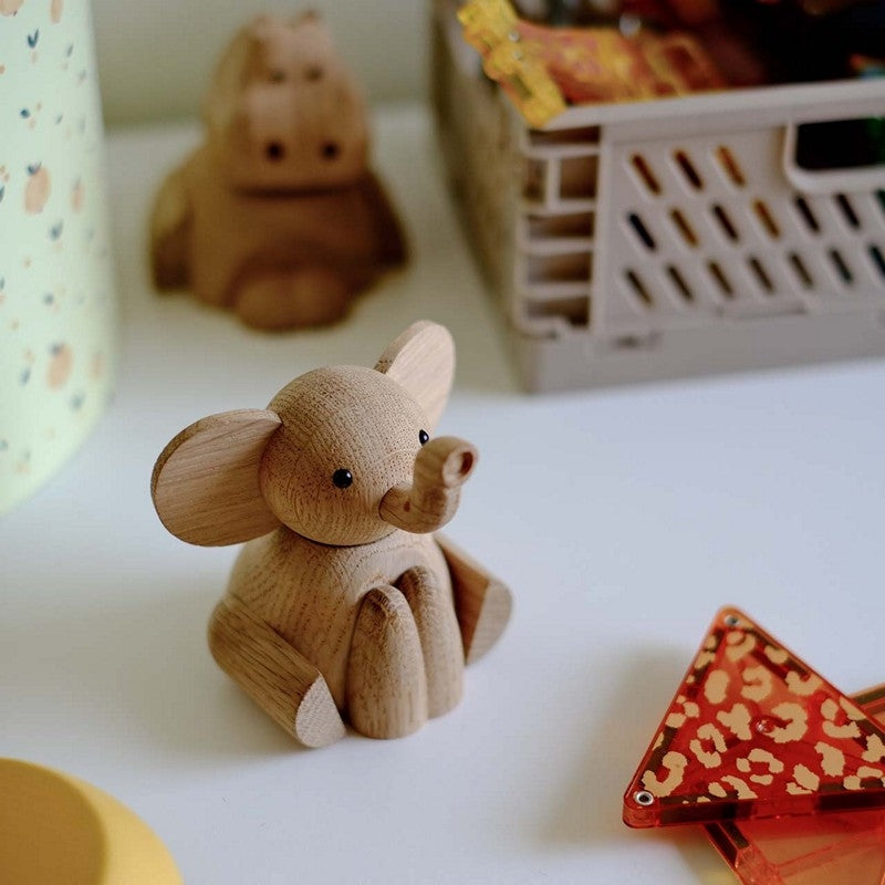 Nordahl Andersen træfigur af siddende elefant i hvid eg – set fra siden