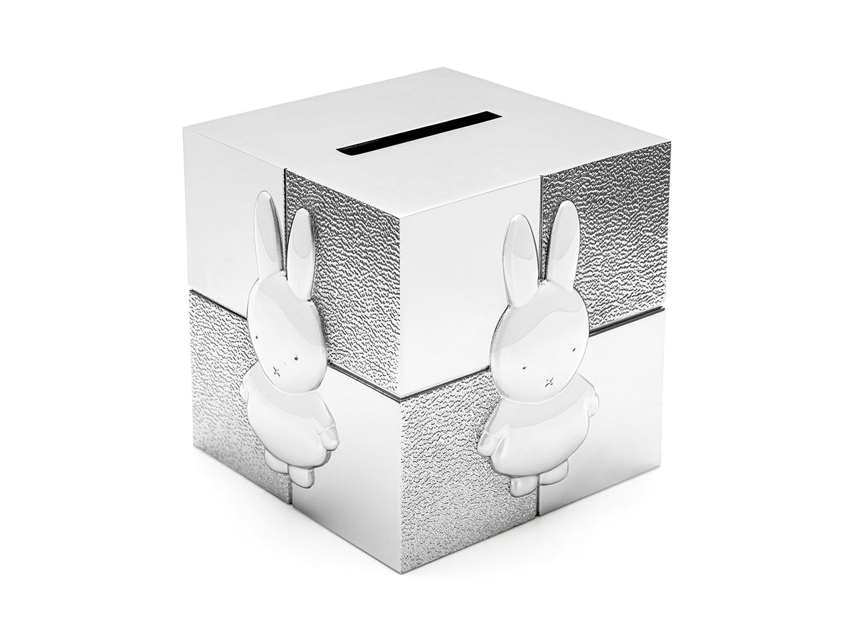 Zilverstad Cube Miffy sparebøsse i sølvfarvet metal med prægede kaninmotiver.