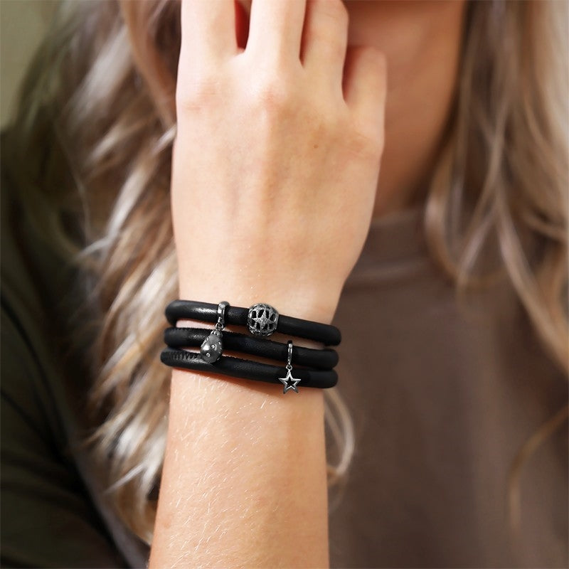 Christina Stars Drop charm i sort sølv til læderarmbånd båret på model