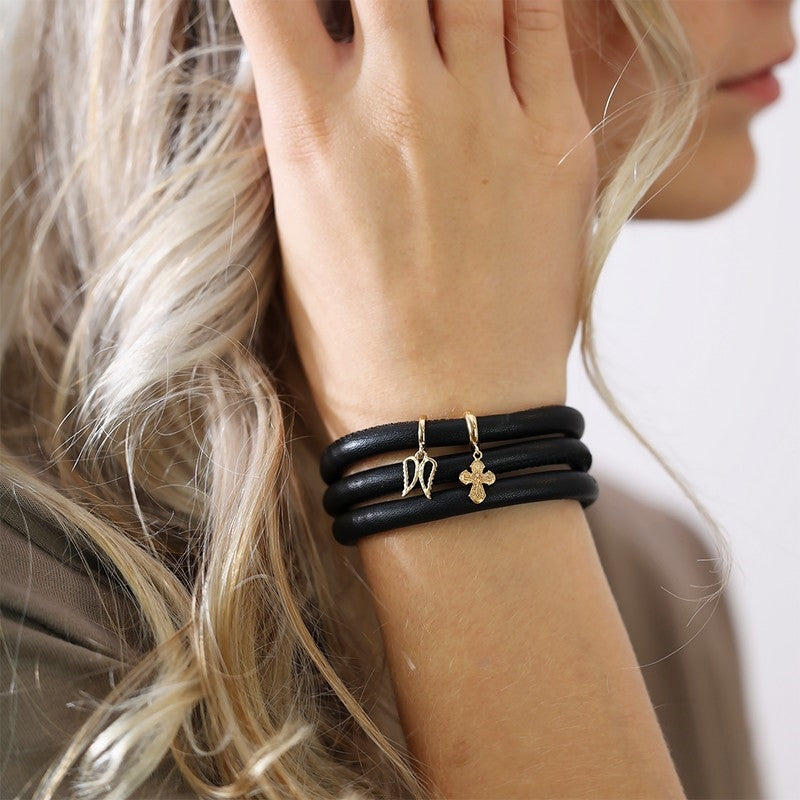 Christina Angel Wings charm i forgyldt sølv til læderarmbånd båret på model