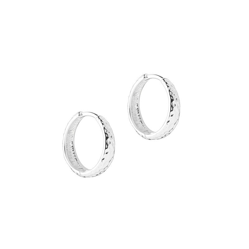 Aqua Dulce Cappa Hoop creol i sterlingsølv med hamret overflade og 16 mm diameter