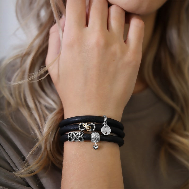 Christina Mother & Child Love charm i bicolor sølv med topas til læderarmbånd båret på model