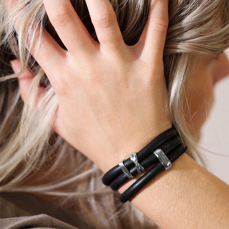 Christina Double charm i sølv til læderarmbånd båret på model