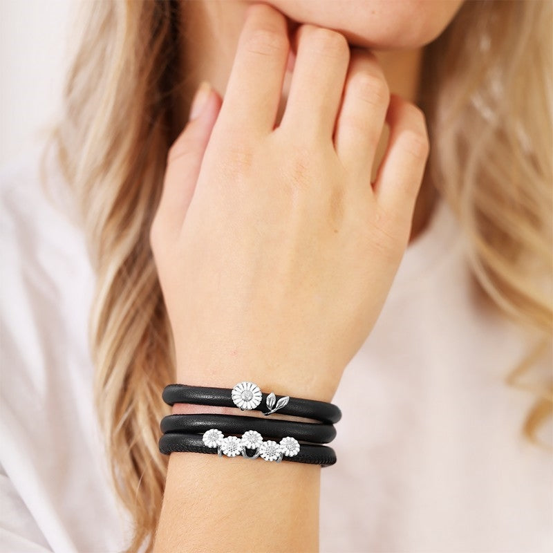 Christina Marguerit with Leafs charm i sølv med topas til læderarmbånd båret på model