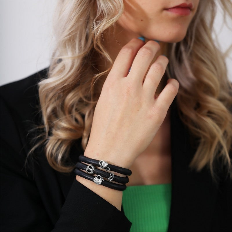 Christina Love Lock charm i sølv til læderarmbånd båret på model