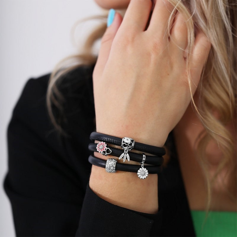 Christina Marguerits with Love charm i sølv til læderarmbånd båret på model