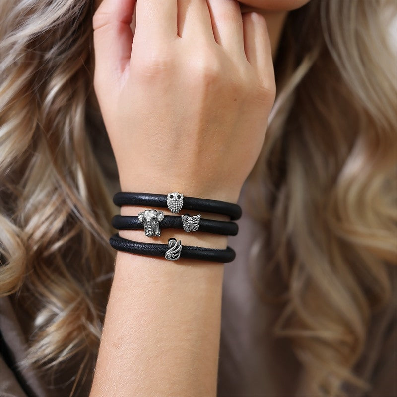 Christina The Swan charm i sølv med zirkonia til læderarmbånd båret på model