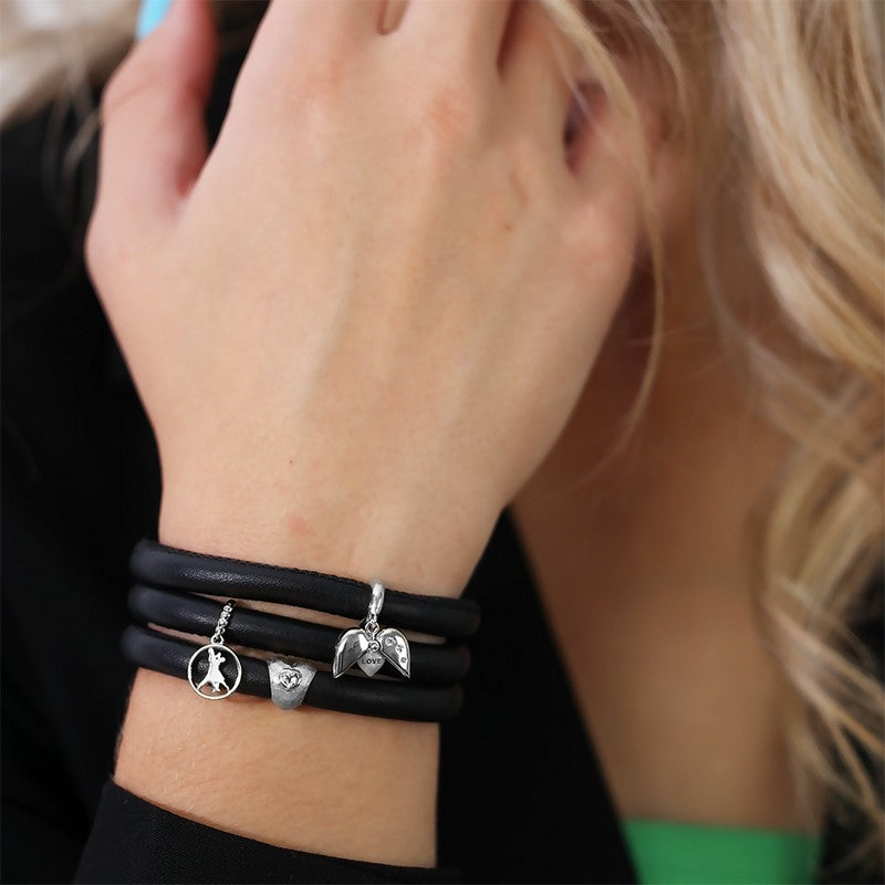 Christina Precious Heart charm i sølv med topas til læderarmbånd båret på model