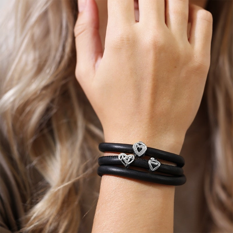 Christina Mother & Child Heart charm i sølv med zirkonia til læderarmbånd båret på model