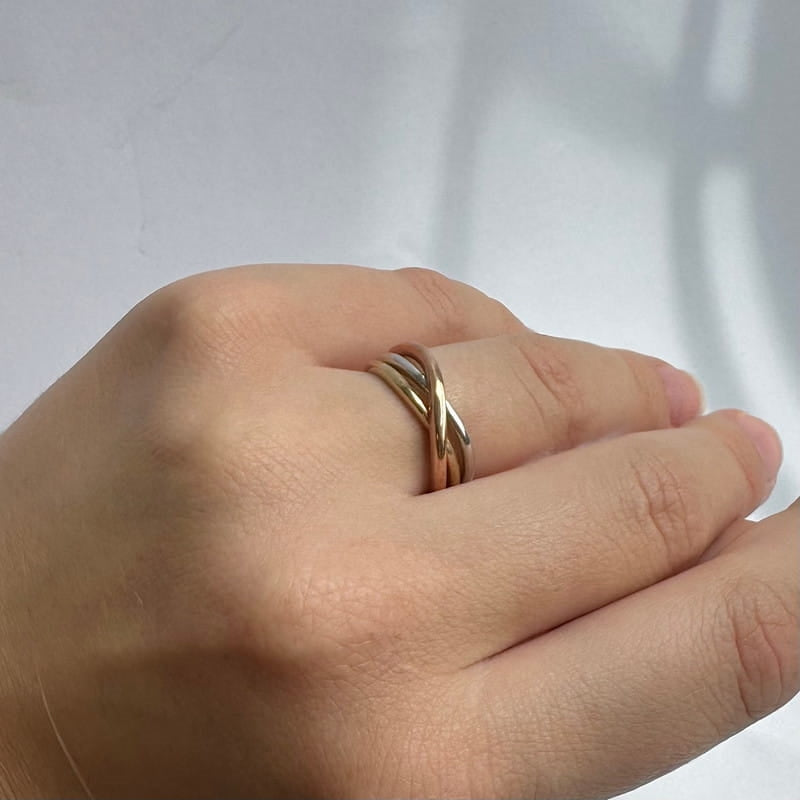 Guld & Sølv Design tre-farvet ring i 8 kt. rød-, hvid- og rosaguld, set fra siden