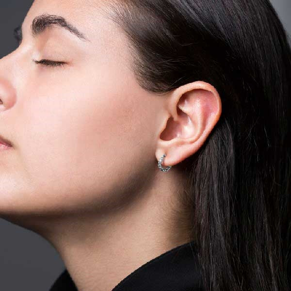 Jane Kønig Bead Twist creol øreringe i mat sølv – nærbillede af detalje
