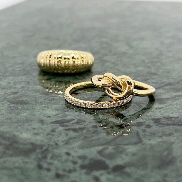 Scrouples Dazzling alliancering i 14 karat guld med 0,24 ct diamanter, liggende på flade