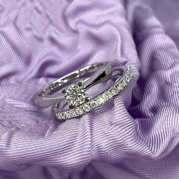 Scrouples Dazzling ring i 14 karat hvidguld med 0,32 ct diamanter, liggende på flade