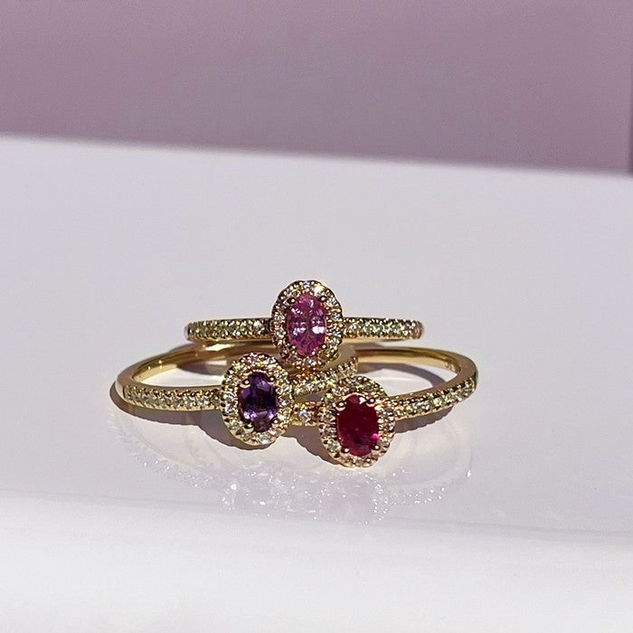 Scrouples ring i 14 karat guld med pink safir, set fra siden