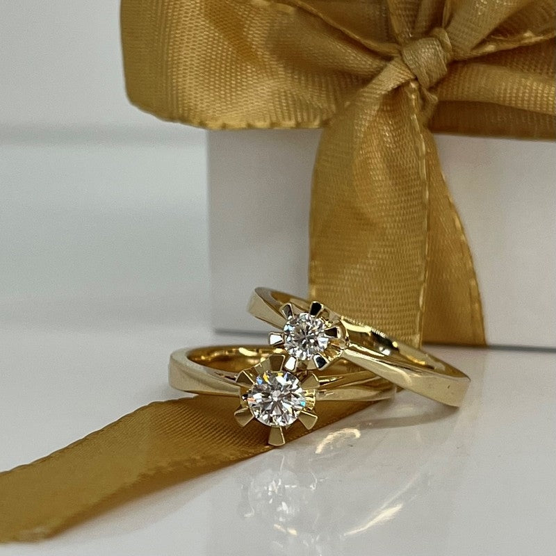 Scrouples prinsessering i 14 karat guld med diamant – nærbillede af fatning